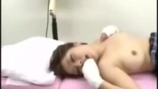 日本女孩受傷按摩